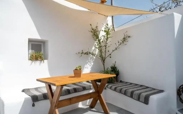 Karpimo & Fertimo Suites Santorini