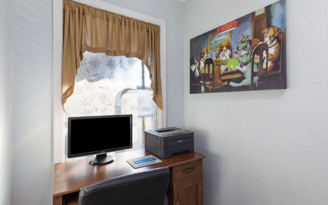 Travelodge by Wyndham Perry National Fairgrounds Area I-75
