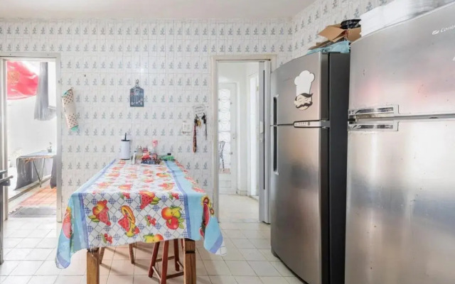 Quarto em residência tranquila e familiar