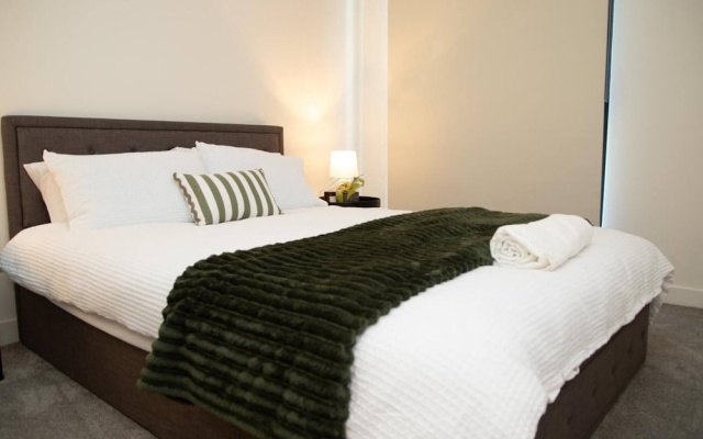 Clayton Luxe Retreat- Elegant 2 BDR With Balcony – Guest Rooms – Melbourne