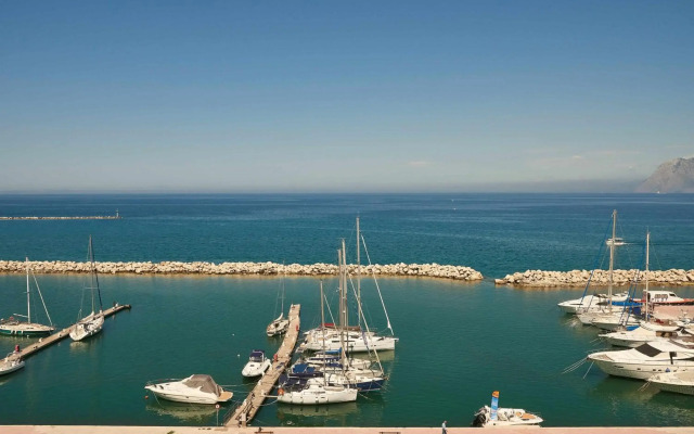 Moxy Patra Marina