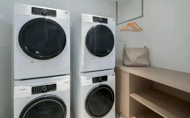1 Bedroom Beautiful Unit in Prime Location