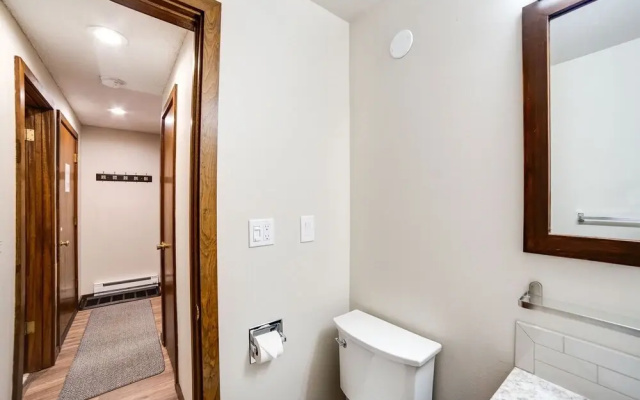 68sw - Fireplace - Washer/dryer - Dishwasher- Sleeps 4 2 Bedroom Home by RedAwning