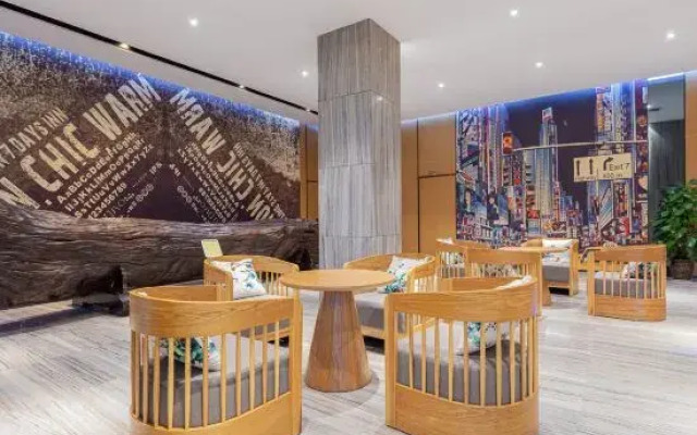 in Hotel (Xiangyang Erqi Store)