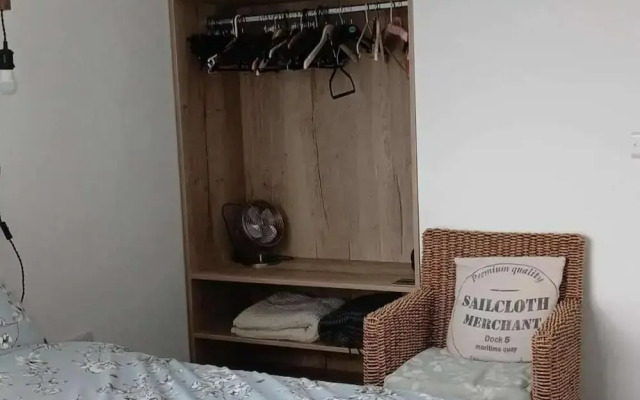 2 Bed-sleeps 5- Street Parking-3 Min to Beach