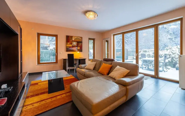 Spacious 2BR Apt w Terrace Pkg Near DT