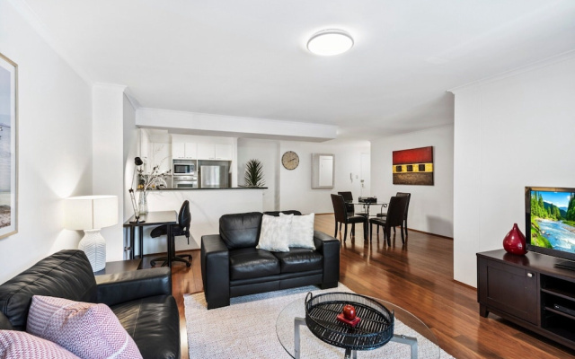 Poolside 2-bed Haven, Walk to City Centre – Guest Rooms – Sydney
