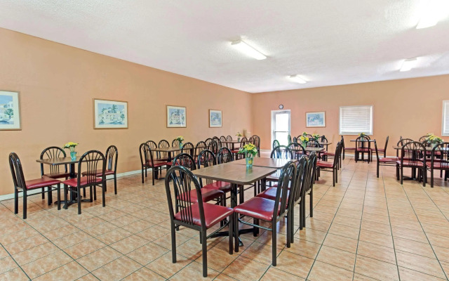 Howard Johnson by Wyndham Tropical Palms Kissimmee