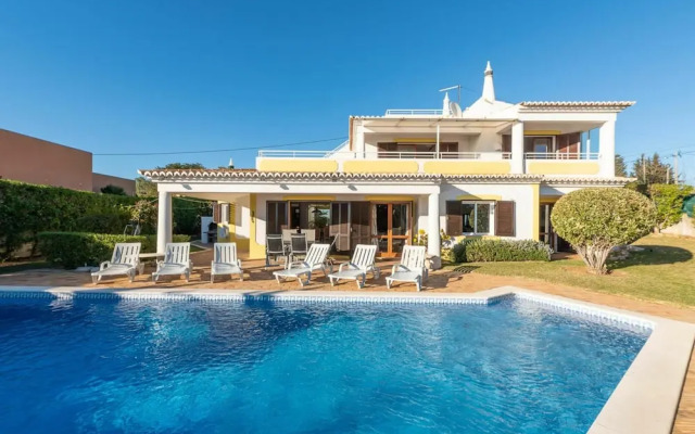 Cozy Villa in Albufeira With Swimming Pool