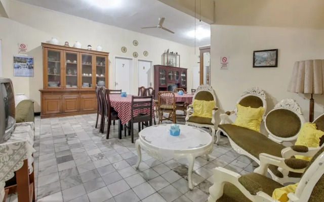Bogor Guest House by Literooms