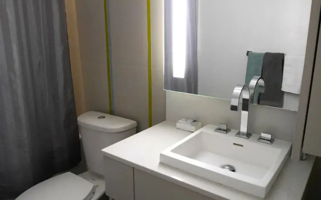 Modern 1BR Condo - Stunning View