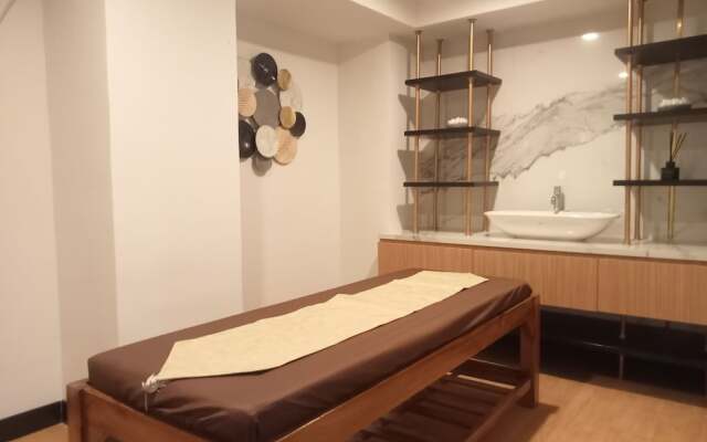 Comfortable And Homey Studio Loft At Kingland Avenue Apartment