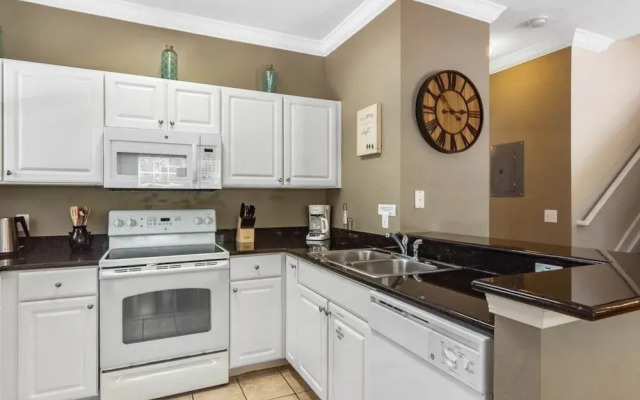 4 Bedrooms S / Lucaya Village Townhouse by RedAwning
