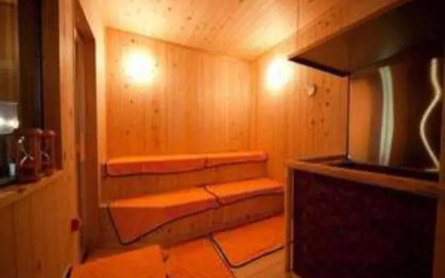 Capsule Hotel New Gloria