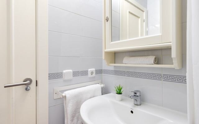 2BR  Apartment with Sea View, Gym and Pool Ref 129