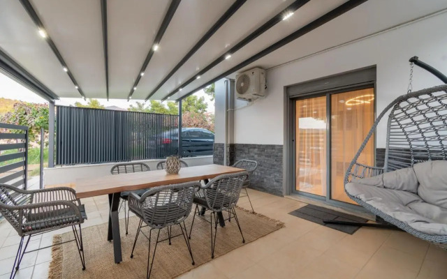 SithoniaRS Luxury Ground Floor Apartment With Private Garden