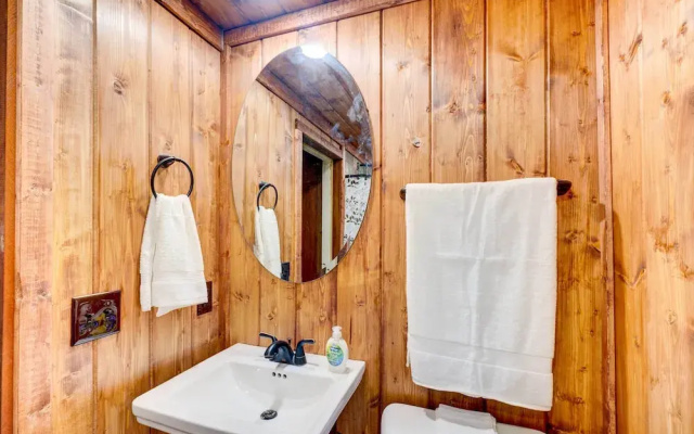 Gatlinburg Cabin: Hot Tub & River Views