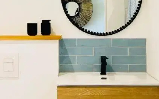 Studio tropical, beautifully renovated, sea view