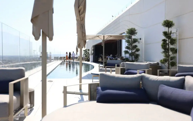 Luxury High Floor Suite Mercury Towers