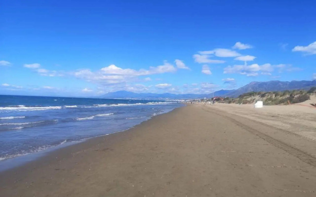 Amazing 3bedroom flat with seafront views & pool by SharingCo