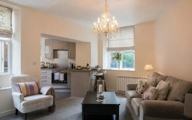 Cozy 1BR Apartment Central Ambleside With Parking