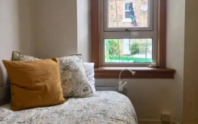 Spacious 3 Bedroom Flat in a Charming Location