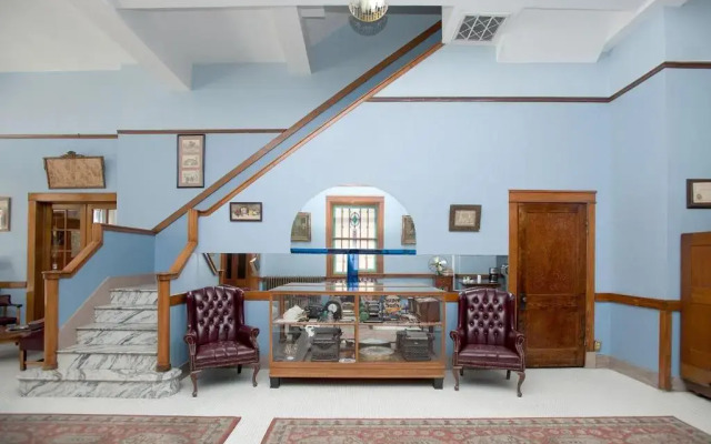 Gardner Hotel & Hostel