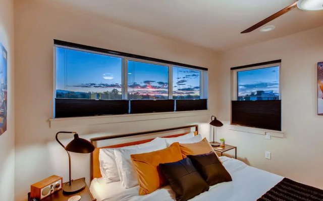 Elegant Townhome Near Old Town, Breweries and River!