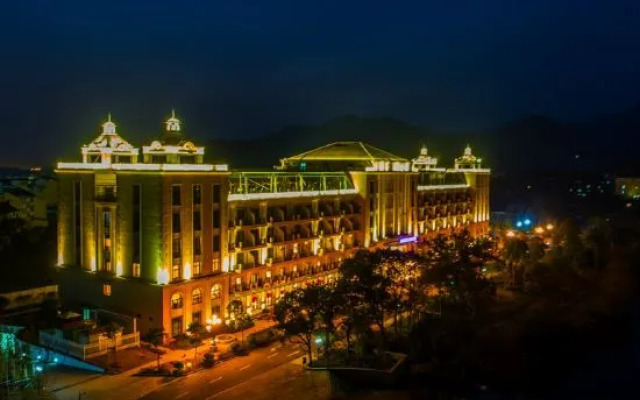 Xianhua Sandalwood Lakeside Hotel