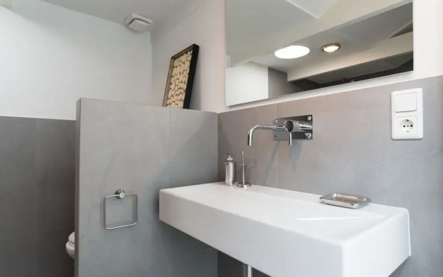 Ruby van Gogh Apartments