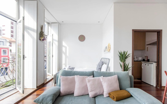 Bonjardim Studio w/ Balcony by LovelyStay