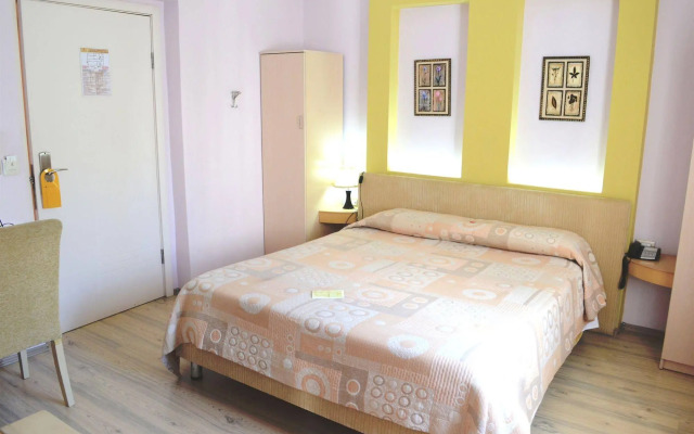 Theranda Hotel