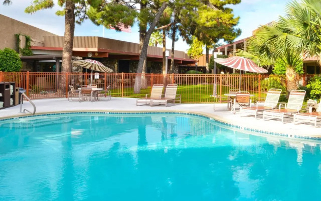 Magnuson Hotel Papago Inn