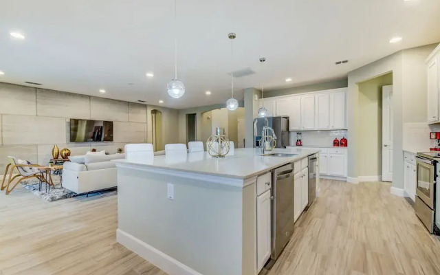 Solterra - 7004 Oak Wood Street