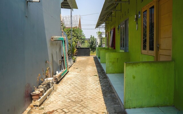 OYO Life 93382 Gajayana Kost Female Only Syariah