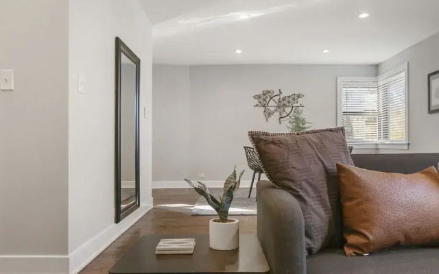 2BR Rogers Park Apt in Sheridan
