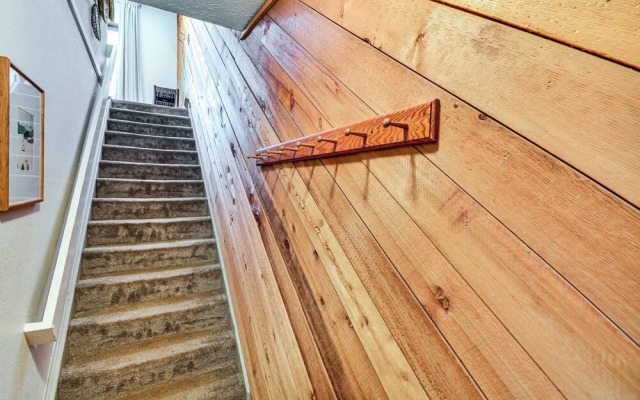 Walk to Town & Slopes: Riverfront Breckenridge Gem