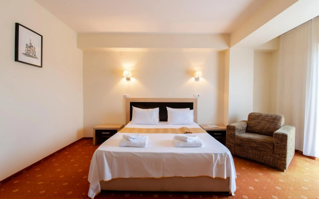Hotel Oxford Inn & Suites