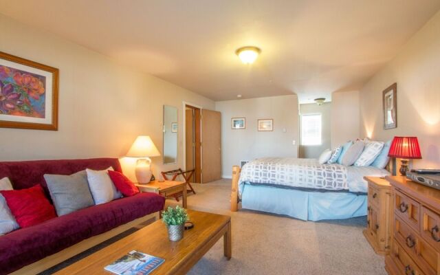 Comfortable 09 Lodge Condo Minutes Away from Downtown Hood River by RedAwning