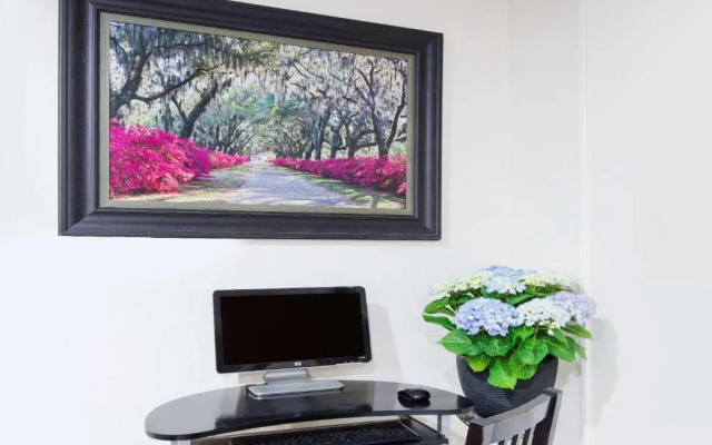 Super 8 by Wyndham Pittsburgh PA Airport/University Area