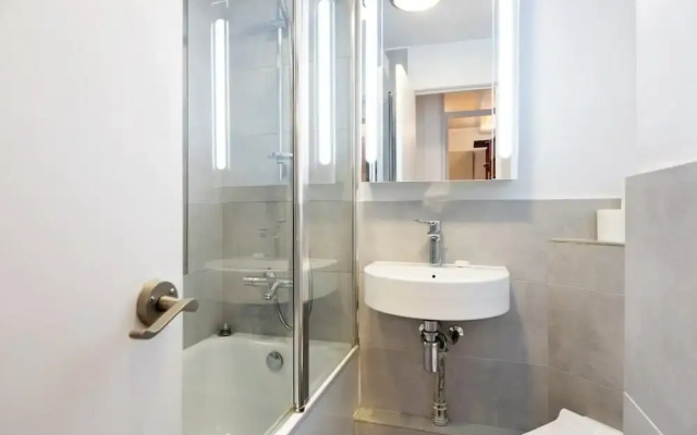 Modern & Spacious 2-bedroom House in Fulham