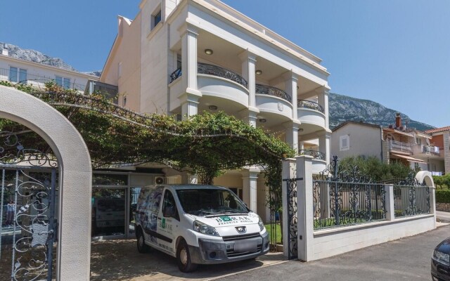 Stunning Home in Makarska with Hot Tub, Sauna & 9 Bedrooms