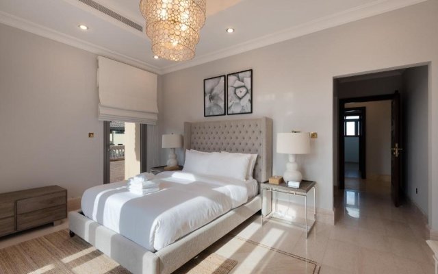 Maison Privee - Palm Jumeirah Beach Front XL Villa w/Prvt Pool