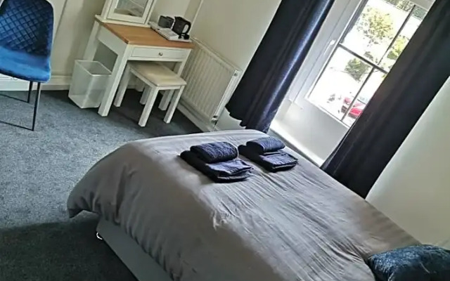 Red Lion Rooms - Self Check In