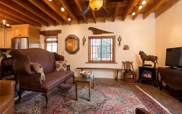 Desert Breeze - Delightful Railyard Adobe, Walk to The Plaza