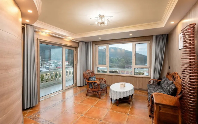 Laoshan Swan Castle Vacation Garden B&B