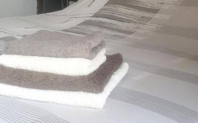 Chez Robert Et Sylvie (Adults Only)