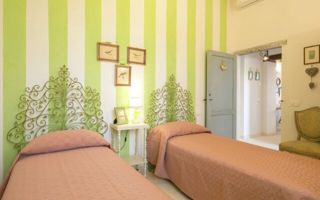 4 Person Villa with Private Swimming Pool & Garden in Lovely Surroundings near Cortona