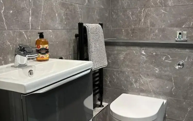 Stunning 1BR Apt in Central Cheltenham