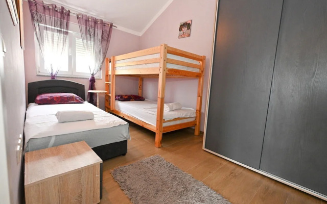 Home With Swimming Pool & Outdoor Kitchen